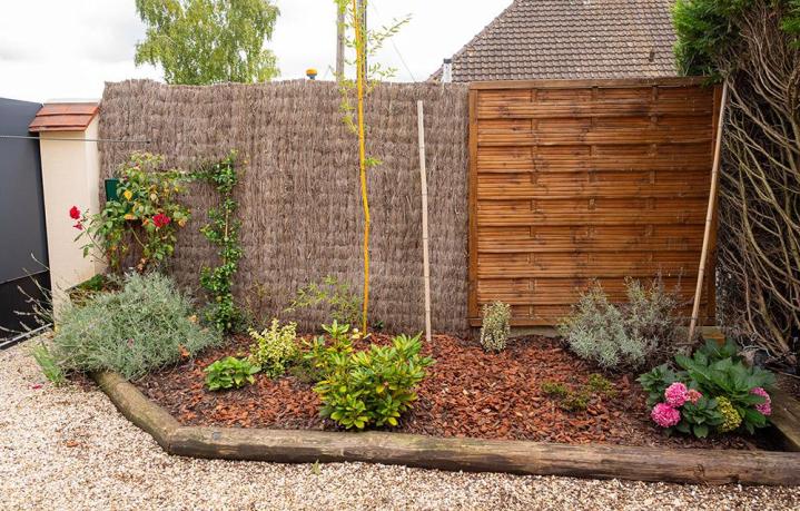 Poseurs de clôtures, nous optimisons la sécurité et la beauté de votre jardin. 